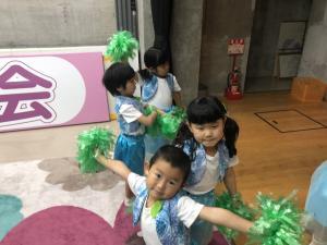 舞台袖で出番をまつ子どもたち
